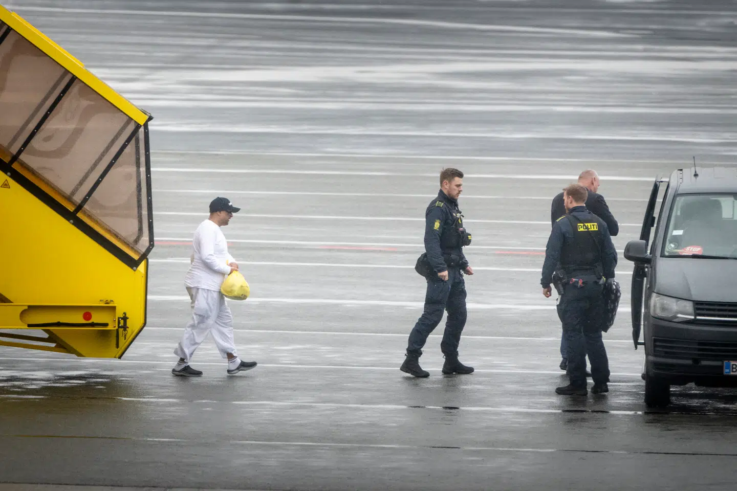 Sanjay Shah ankom til Kastrup Lufthavn onsdag den 6. december 2023. I oktober i år blev han frikendt for at skulle betale erstatning til den danske stat i den såkaldte udbyttesag. Nu forsøger de danske myndigheder at få genoptaget sagen mod ham.
