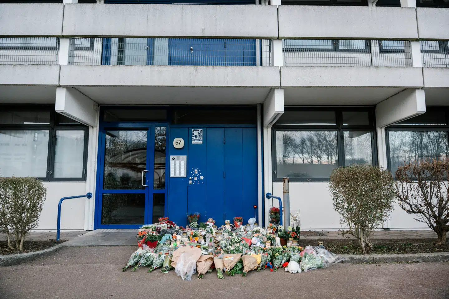 Den 32-årige mand erkender at have smidt sin to-årige halv-lillebror ud fra en svalegang på 7. sal i en bebyggelse i Høje Gladsaxe. Drengen døde af faldet.