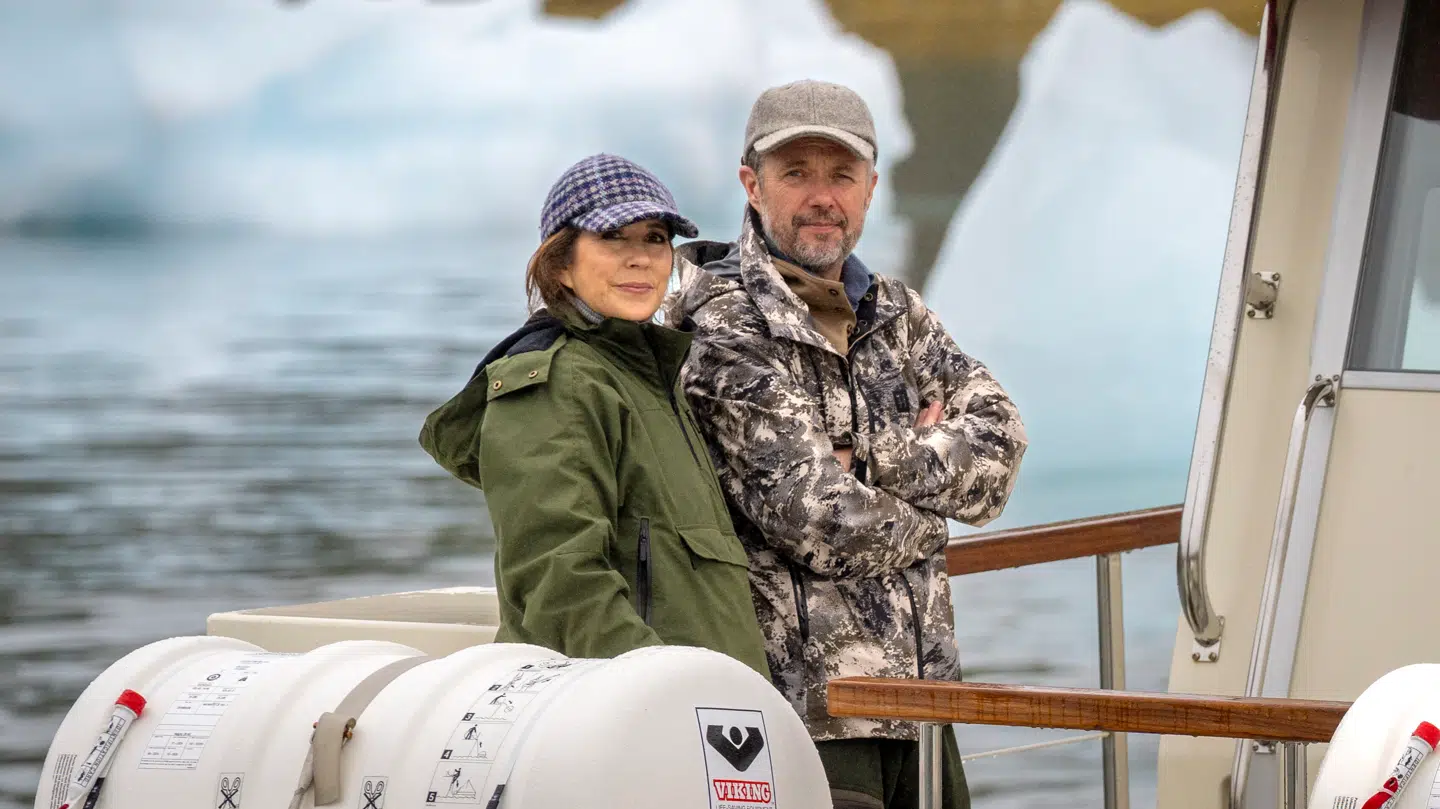 Kong Frederik X og dronning Mary efter et besøg i Narsaq i Grønland i 2024.