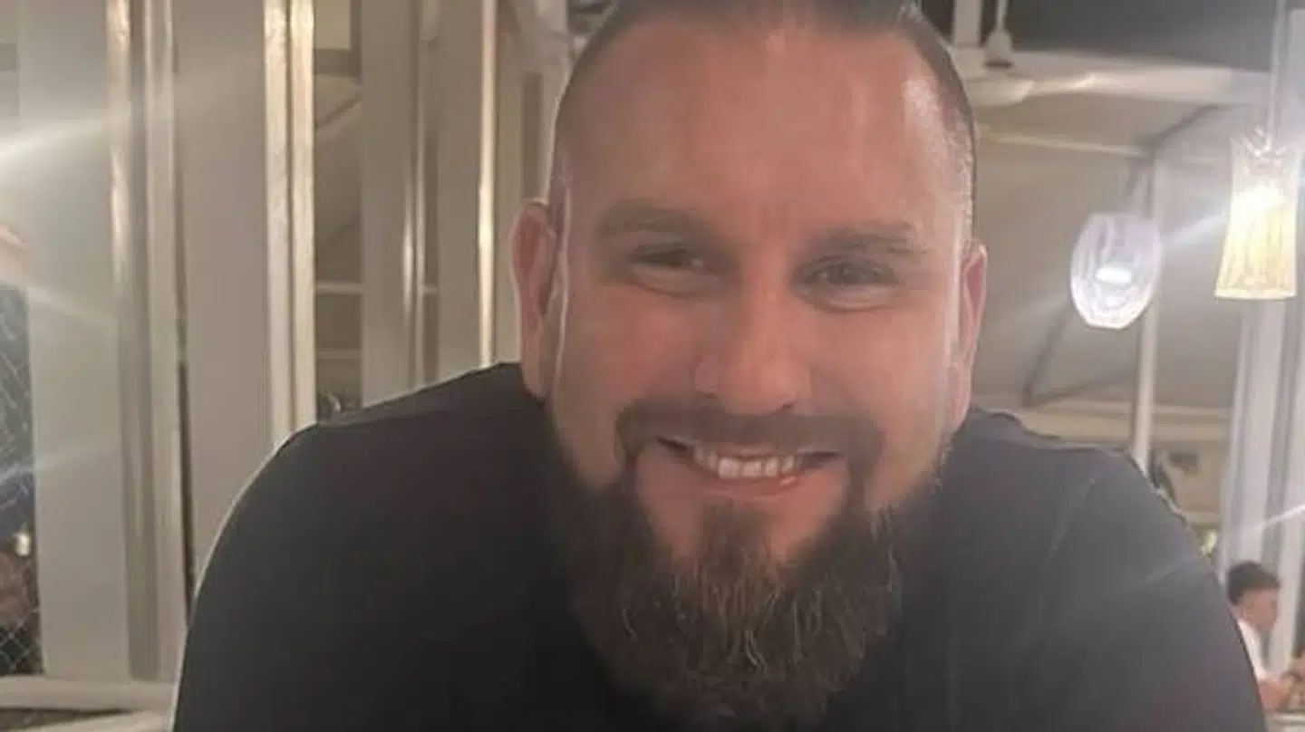 Den nu 37-årige Mikkel Lynard Petersen, der er efterlyst for frihedsberøvelse og voldtægt af en 38-årige kvinde, var med til at stjæle luksusbiler for et millionbeløb.