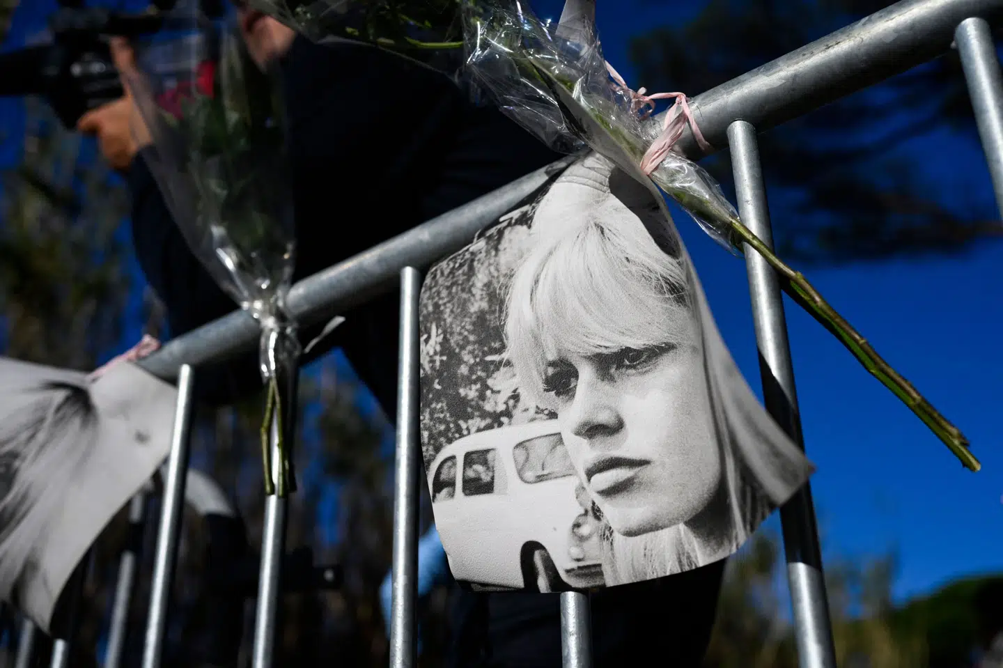 Brigitte Bardot døde i weekenden 91 år gammel. Siden er der hængt flere portrætter og blomster op ved hjemmet i Saint-Tropez.