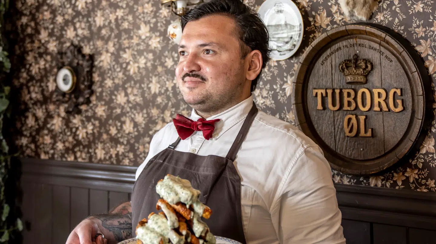 Umut Sakarya blev særligt kendt på sin mad med meget smør og uendelige mængder af sovs til den meget traditionelle danske mad, han serverede. Han var i en årrække medejer af Guldkroen, der lå i København.