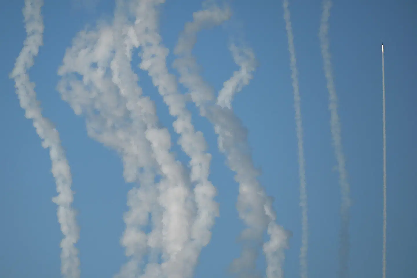 Tirsdag morgen affyrer Kinas væbnede styrker raketter over Taiwanstrædet. Det sker, efter at Kina mandag indledte en stor militærøvelse omkring Taiwan.