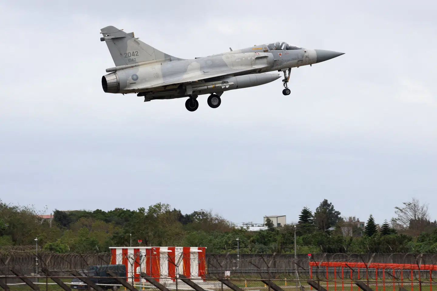 Kampfly forbereder landing på luftbasen Hsinchu i Taiwan tirsdag, hvor Kina fortsætter stor militærøvelse omkring øen.