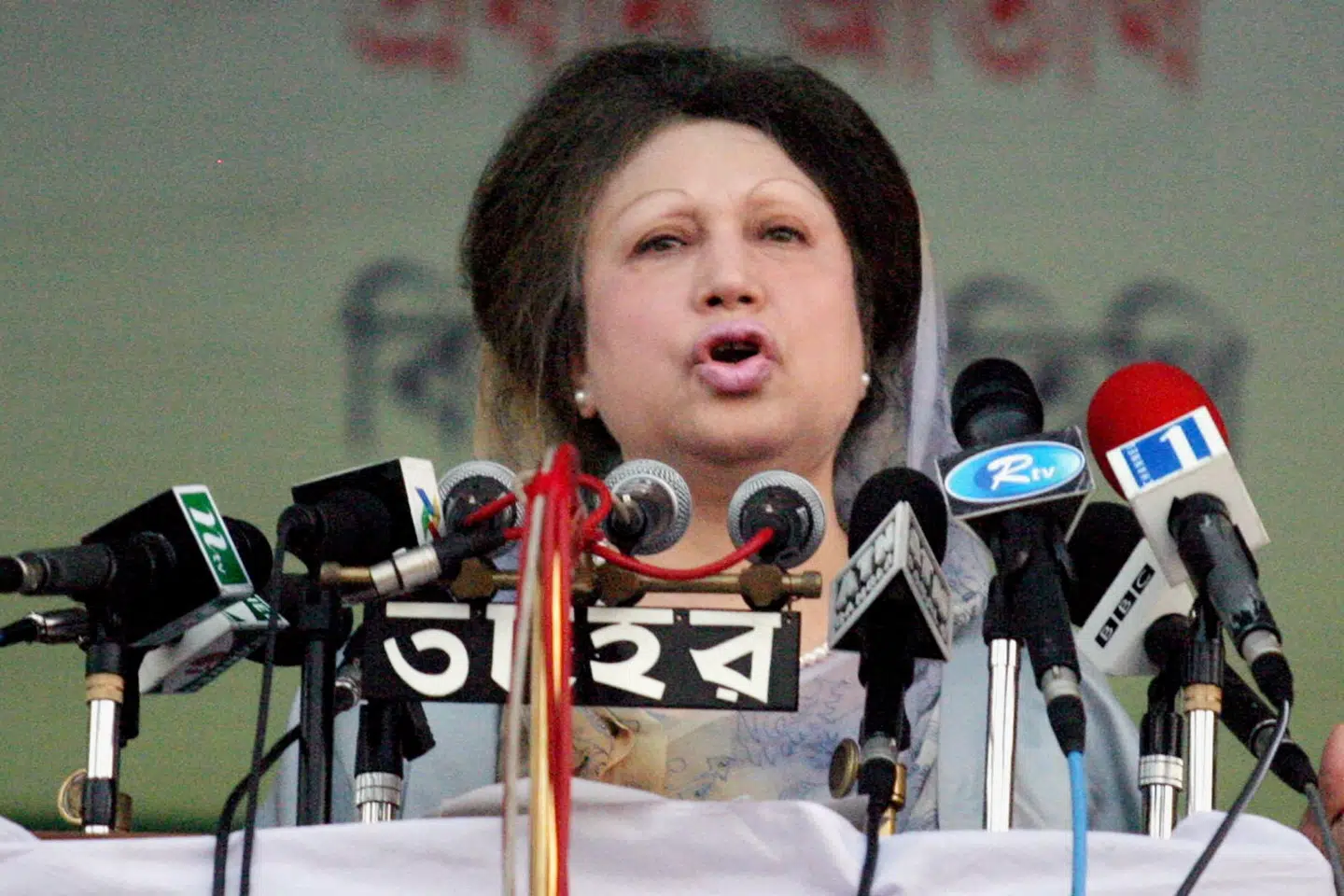 Khaleda Zia under et vælgermøde i 2006. Hun blev i 1991 den første kvindelig premierminister i Bangladesh. Hendes politiske karriere var præget af rivalisering med tidligere premierminister Sheikh Hasina. (Arkivfoto).