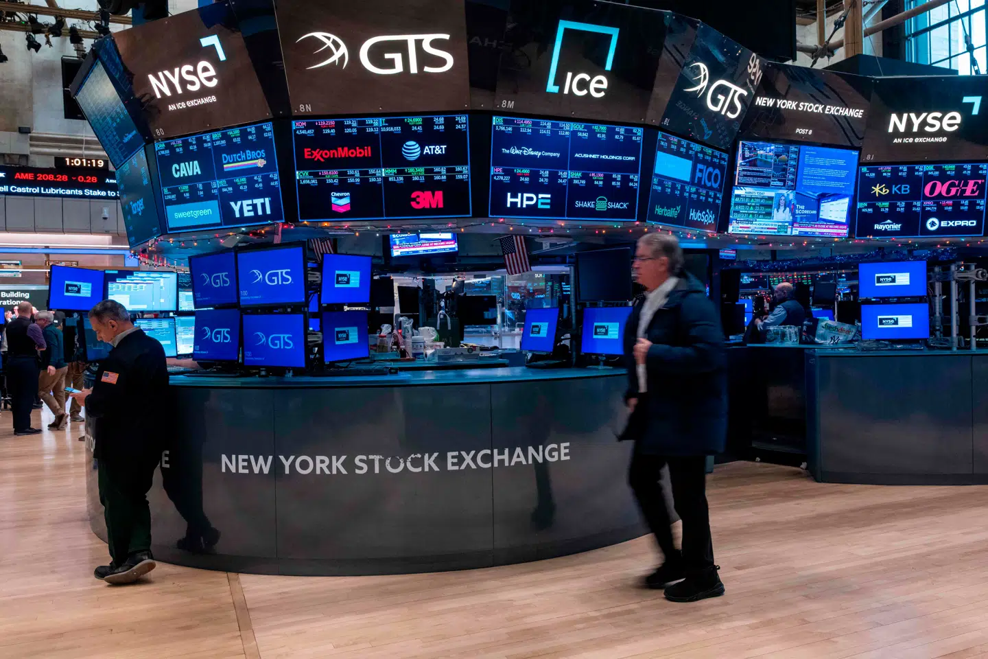 NEW YORK, NEW YORK - DECEMBER 24: Traders work on the floor of the New York stock Exchange (NYSE) during a shortened trading day before the Christmas holiday on December 24, 2025 in New York City. The Dow finished up nearly 300 points on positive economic data, indicating strength in the U.S. economy. Spencer Platt/Getty Images/AFP (Photo by SPENCER PLATT / GETTY IMAGES NORTH AMERICA / Getty Images via AFP)