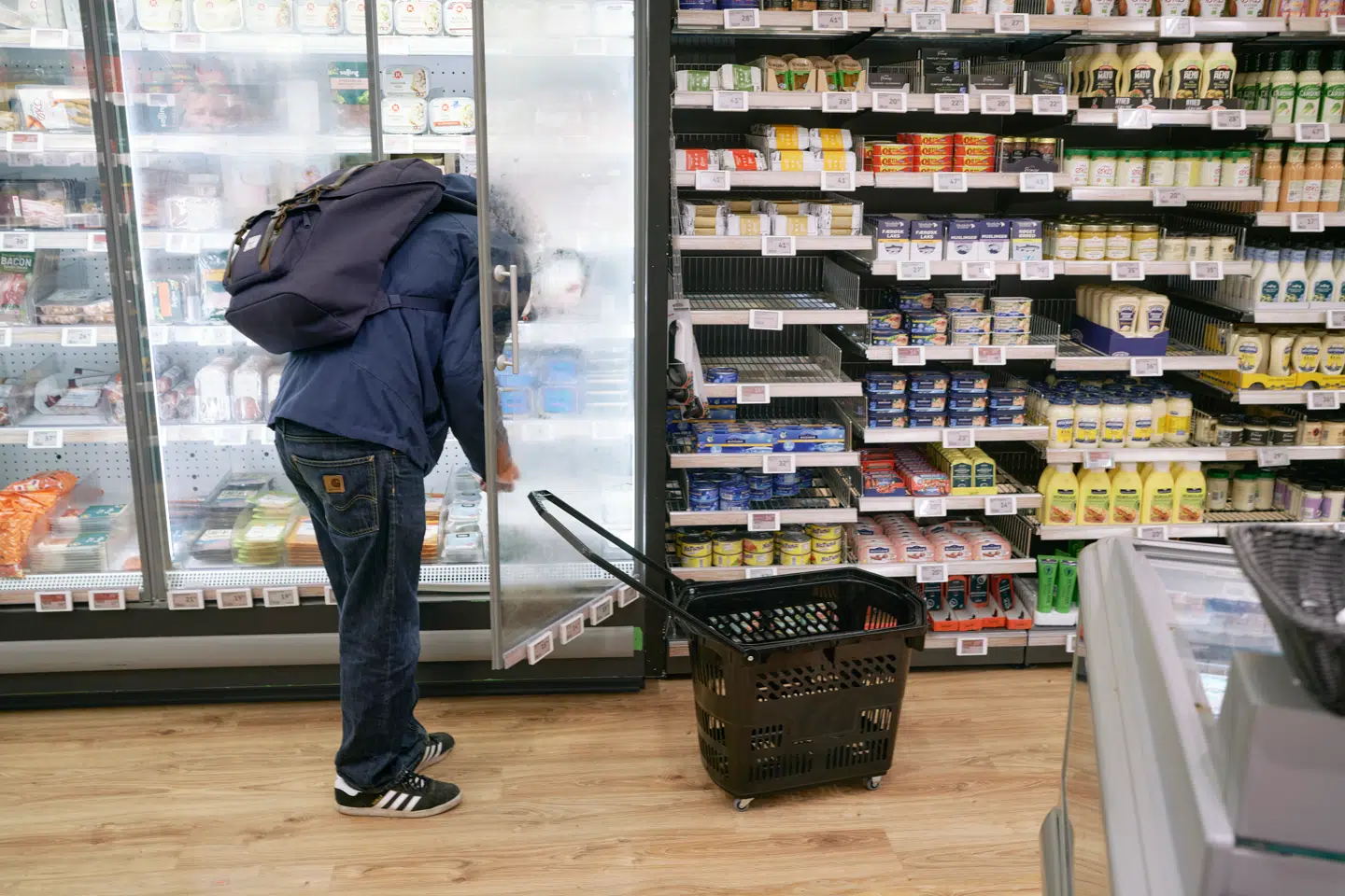 Priserne på dagligvarer er begyndt at falde efter flere år med store stigninger.