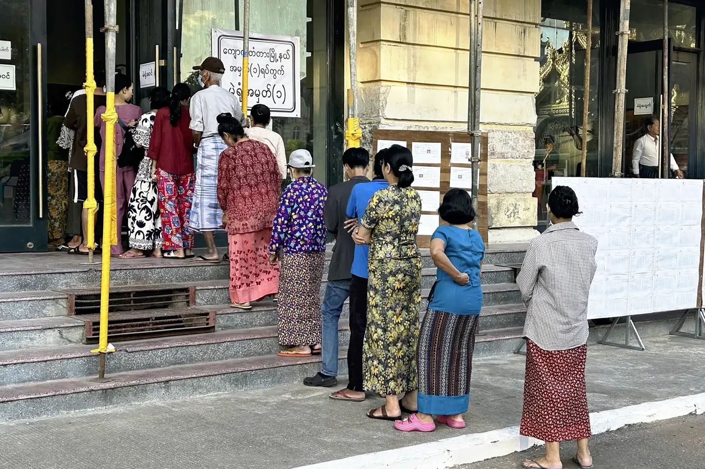 Vælgere stod søndag i kø til at stemme flere steder i Myanmar. Statsmedier i landet skriver, at lørdag og søndag blandt andet blev rettet angreb mod valgsteder i landet. (Arkivfoto).