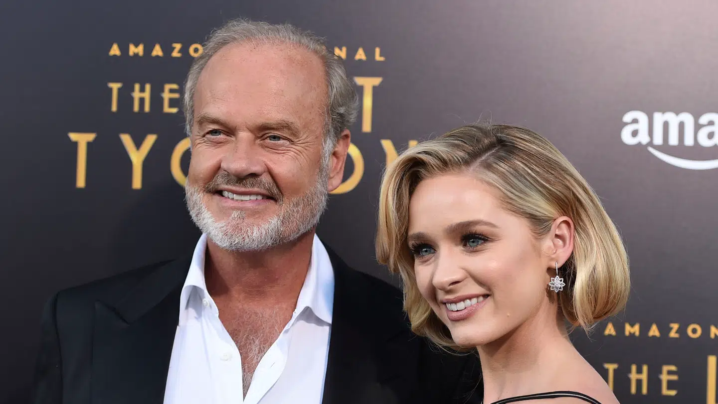 Her ses Kelsey Grammar sammen med datteren Greer, som nu åbner op om sit anstrengte forhold til faderen under sin opvækst.