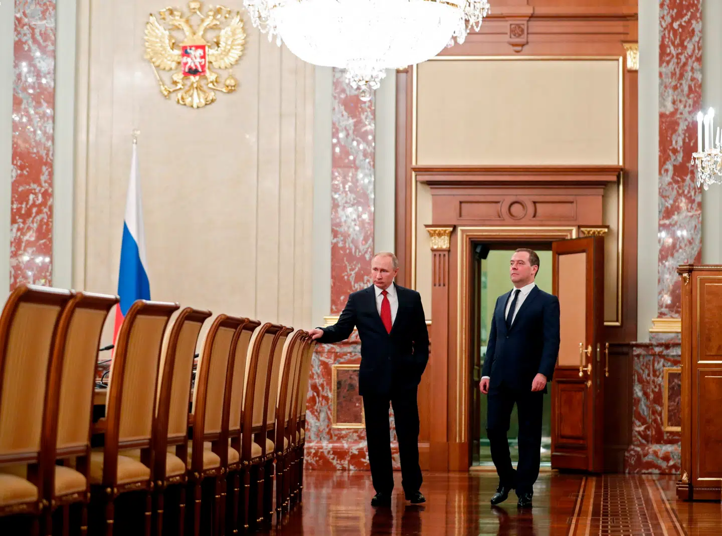 Her ses den russiske præsident, Vladimir Putin, sammen med Dmitrij Medvedev (til højre) i 2020.