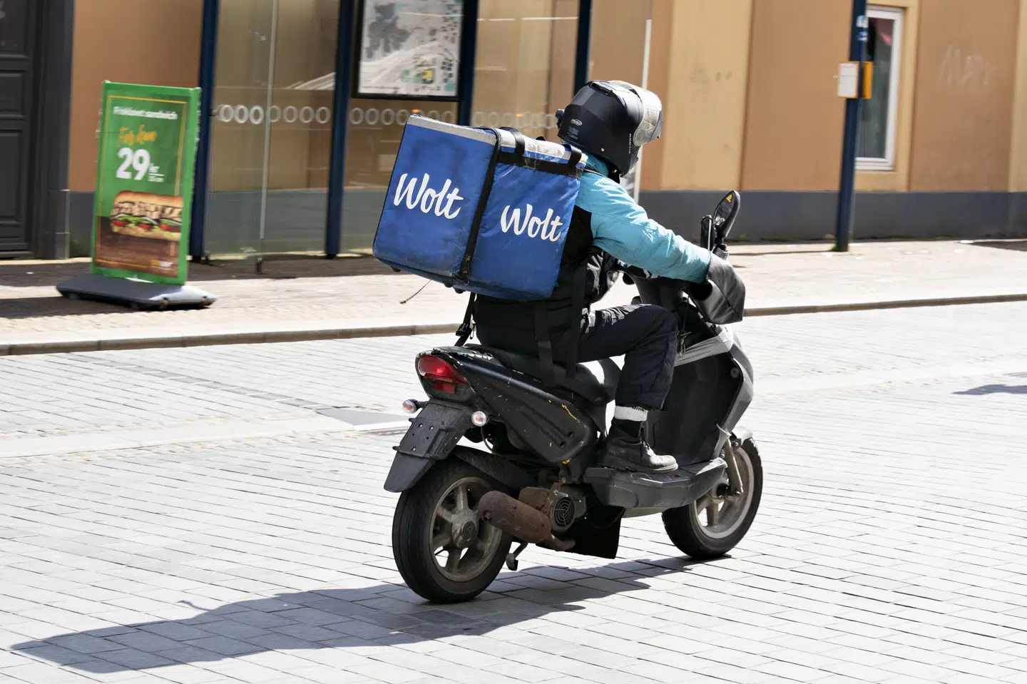 Restaurationsbranchen er en af dem, der beskæftiger flest udlændinge i Danmark, hvor mange er ansat som bude for leveringsplatforme som Wolt og JustEat. (Arkivfoto).