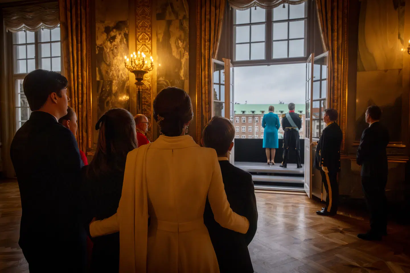 Den 31. december 2023 meddelte dronningen, at hun abdicerer den 14. januar og at kronprinsen fra denne dag er Danmarks regent. Dronning Margrethe underskriver erklæring om abdikation i Statsrådet på Christiansborg Slot i København søndag den 14. januar 2024. Den nye kong Frederik X holdt fra en balkon på Christiansborg en tale, efter at han var blevet udråbt som konge af statsminister Mette Frederiksen (S). **BEMÆRK: POOL-DÆKNING FRA POLITIKEN. OBLIGATORISK BYLINE: MADS NISSEN/POLITIKEN/RITZAU SCANPIX. INGEN ARKIVERING. INGEN VIDERESALG. DENMARK ONLY.**