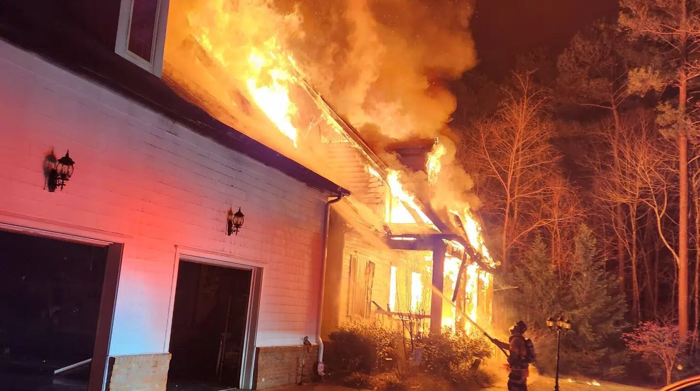 Det lokale brandvæsen har delt flere billeder fra branden på Facebook.