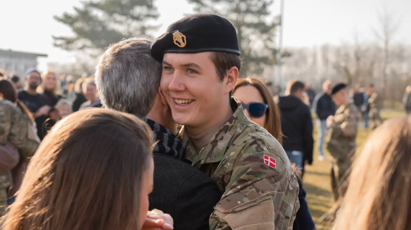 Kronprins Christian i et kram med sin far under besøgsdag på kasernen under sin værnepligt.