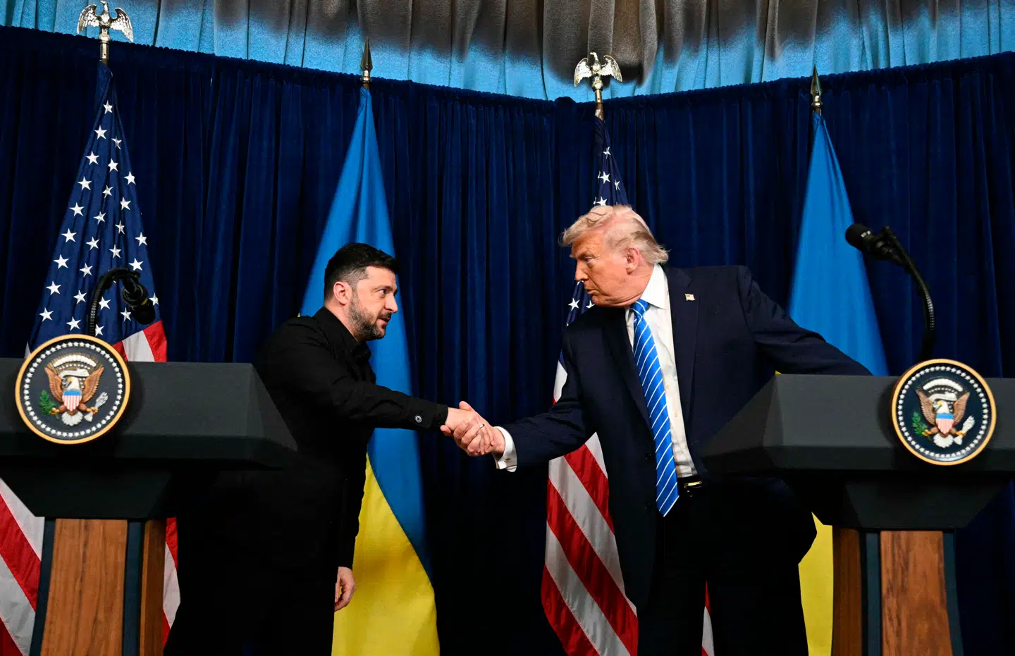 Mødet mellem den amerikanske og ukrainske delegation var overraskende positivt. Der var både smil og grin til pressemødet. En stærk kontrast til i februar, hvor Zelenskyj for rullende kameraer blev overfuset i Det Hvide Hus af J.D. Vance og Donald Trump.