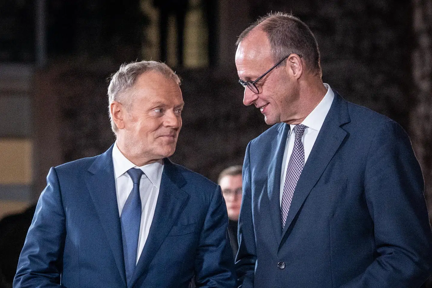 Tysklands kansler, Friedrich Merz (til højre), byder Donald Tusk, Polens premierminister, velkommen til et topmøde i Berlin den 15. december. (Arkivfoto).