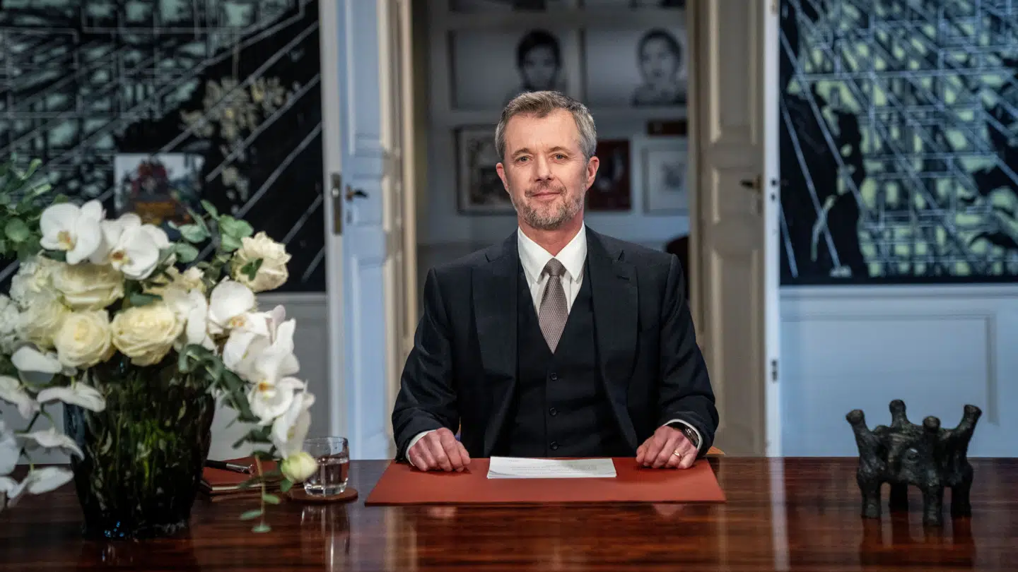 Kong Frederik havde en særlig nyskabelse med i sin første nytårstale sidste år, hvor han kom gående ind i stedet for at sidde klar ved skrivebordet, som dronning Margrethe plejede.