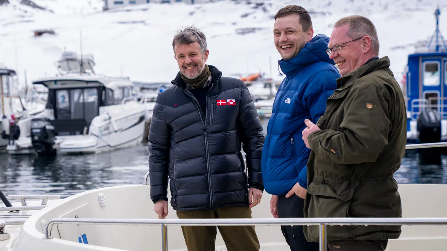 Kong Frederik, Grønlands regeringschef, formand for Naalakkersuisut Jens-Frederik Nielsen, og departementschef for formandens departement, Hans-Peder Barlach Christensen, under en sejltur på fjorden ved Nuuk i Grønland under Kongens besøg i april.