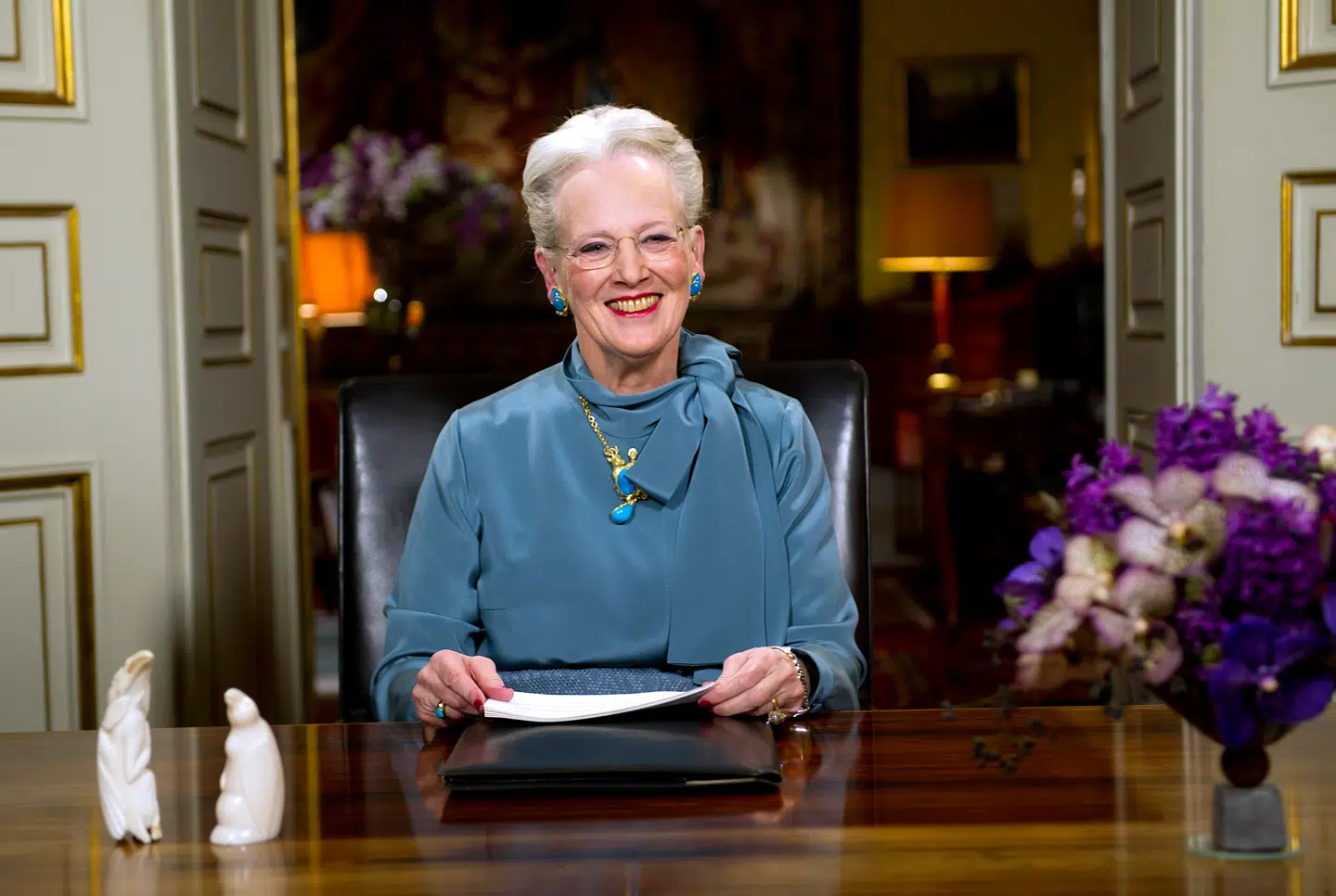 Dronning Margrethe med de kendte tupilakker på bordet under sin nytårstale i 2011.