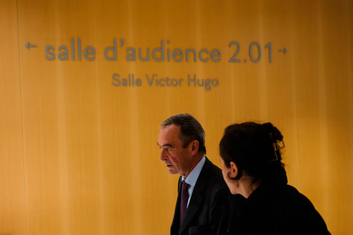 Tidligere generaldirektør for LafargeHolcim forlader retssalen. Foto: Dimitar Dilkoff, Scanpix.