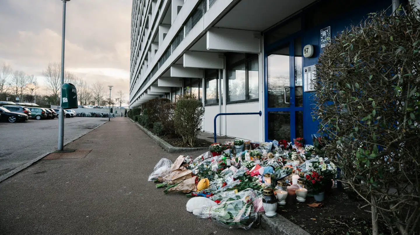 Blomster ved bebyggelsen Høje Gladsaxe i Søborg tirsdag den 23. december 2025. Søndag den 21. december døde en toårig dreng efter at være blevet kastet ud fra syvende etage. (Foto: Emil Nicolai Helms/Scanpix 2025)