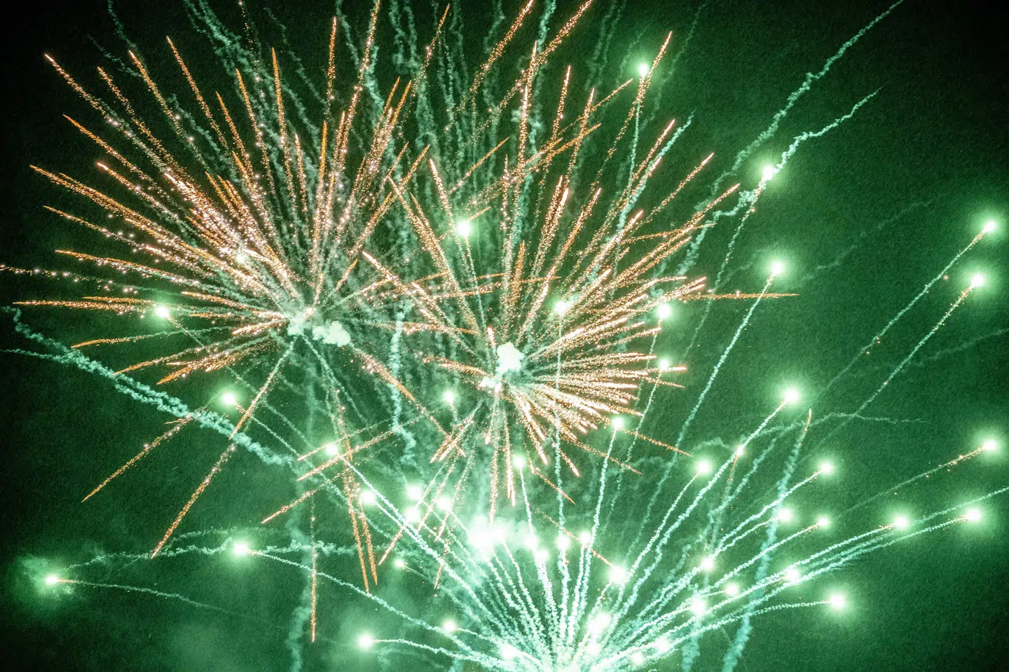 Fyrværkeri i nærheden af Køge 1. januar 2023. Der anbefales ekstra afstand til fyrværkeriet i år, da der er meldinger om blæst og regn. (Arkivfoto).