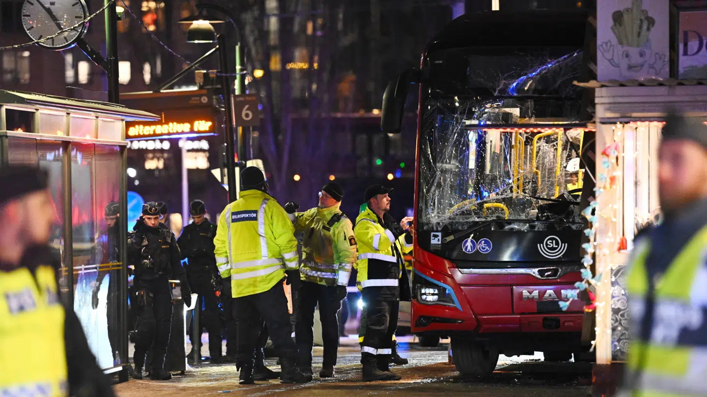 Ti personer meldes såret efter busulykken.