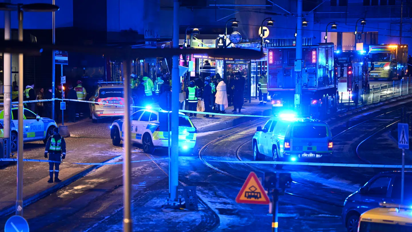 Én person meldes i kritisk tilstand. Vedkommende er blevet hentet med en lægehelikopter.