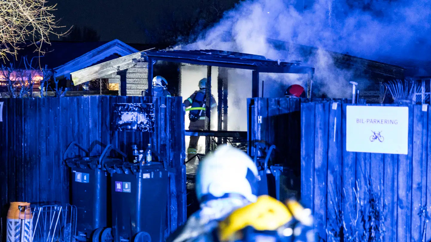 Brandfolk arbejder på at slukke brand i et kolonihavehus på Skelbæk i Hvidovre tirsdag den 30. december 2025.
