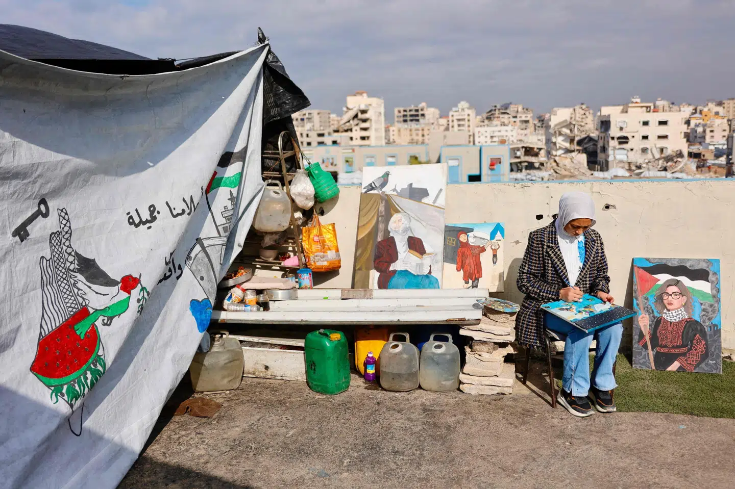 15-årige Sarah Saada flygtede fra Beit Lahia i det nordlige Gaza under israelske bombardementer. Dagen før nytårsaften sidder hun ved siden af et portræt, hun har malet af FN's særlige udsending for menneskerettigheder i de palæstinensiske områder, italieneren Francesca Albanese. (Arkivfoto).
