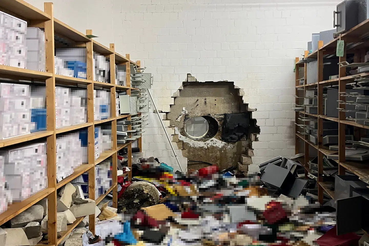 Ukendte gerningsmænd efterlod sig et større hul i en væg, efter at de formåede at bryde ind i en bank i byen Gelsenkirchen.