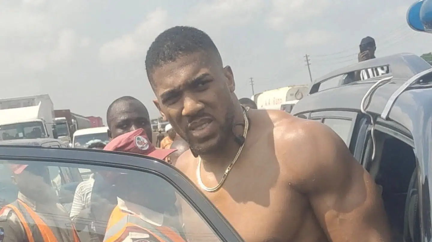 Nigeriansk politi er kommet med årsagen til, hvad der forudsagde bilulykken, som dræbte to af Antony Joshuas venner.