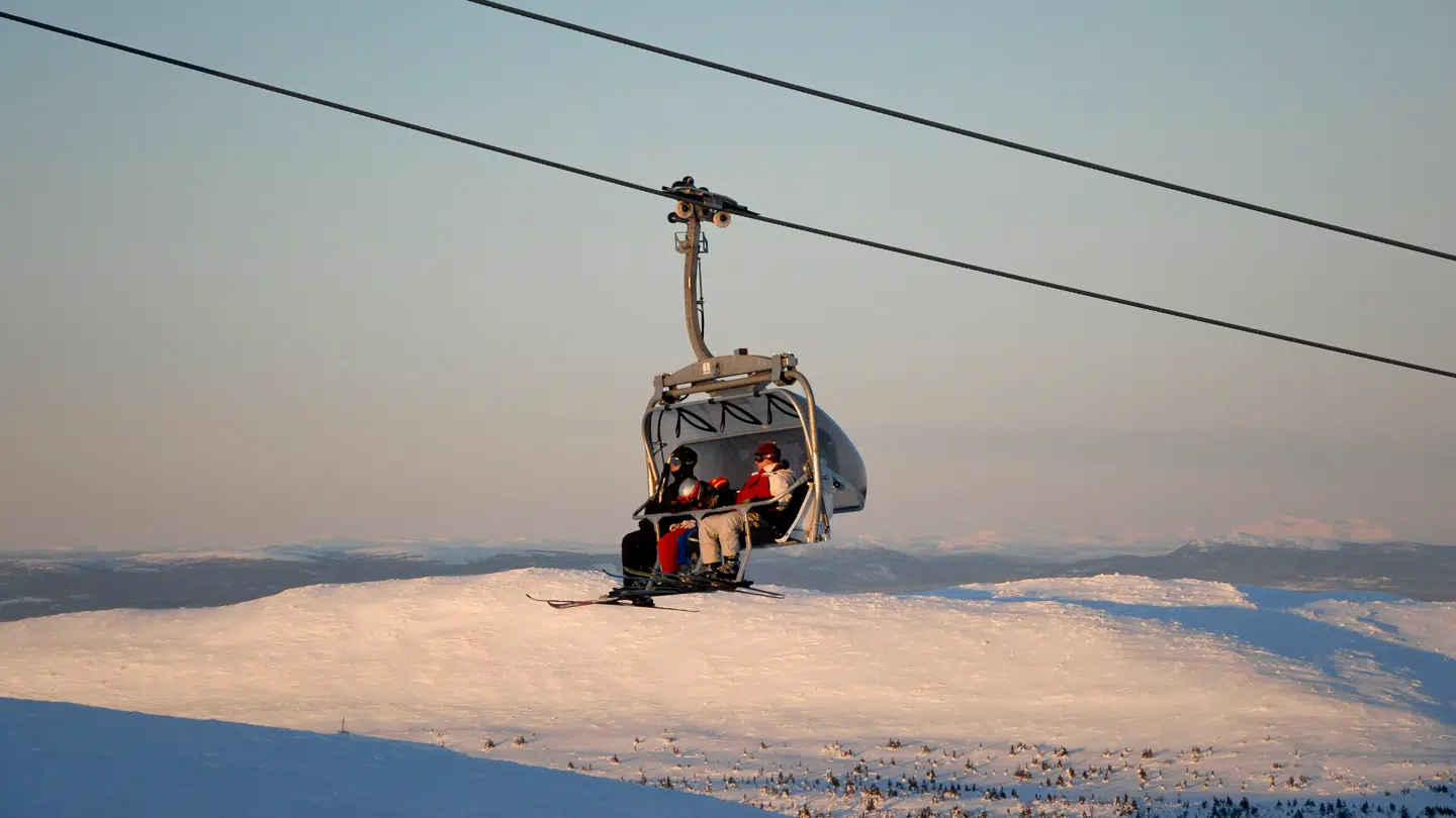 Der er timelange køer for at komme med sådan en lift her i Trysil lige nu.