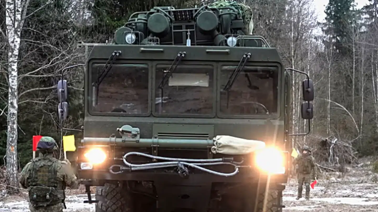 I videoen ses køretøjer bevæge sig gennem en skov.