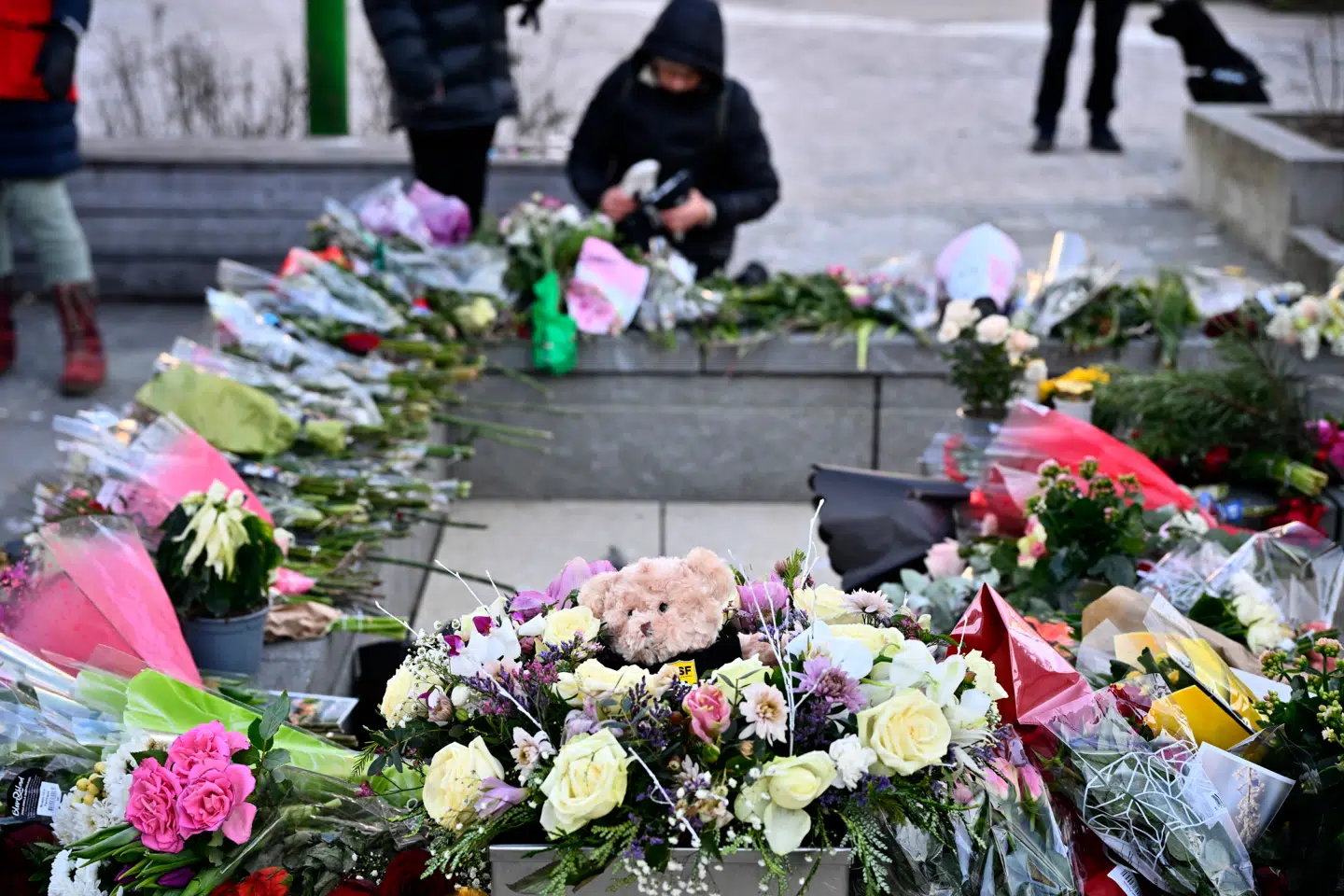 Borgere i Stockholm-området lægger blomster, efter en 25-årig kvinde blev slået ihjel i juledagene.