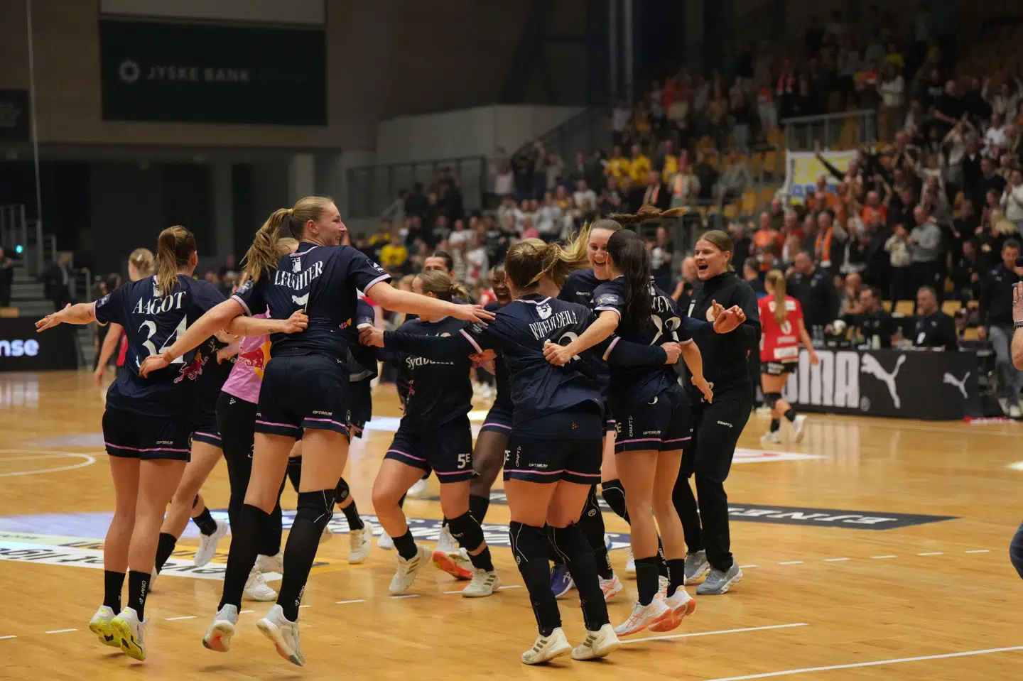 Odense fejrer pokaltriumfen mod Team Esbjerg.