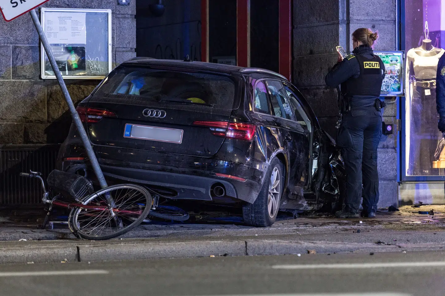 En bil er forulykket i krydset mellem Nørrebrogade og Fælledvej, viser billeder sent tirsdag.