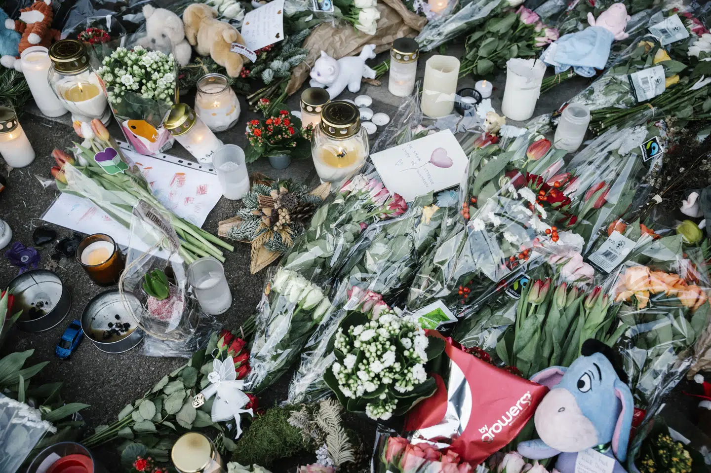 Blomsterhav foran et lejlighedskompleks i Høje Gladsaxe, efter at en toårig dreng blev dræbt, da en mand 21. december kastede ham ud fra syvende sal. Drabet var nummer 34 i 2025.