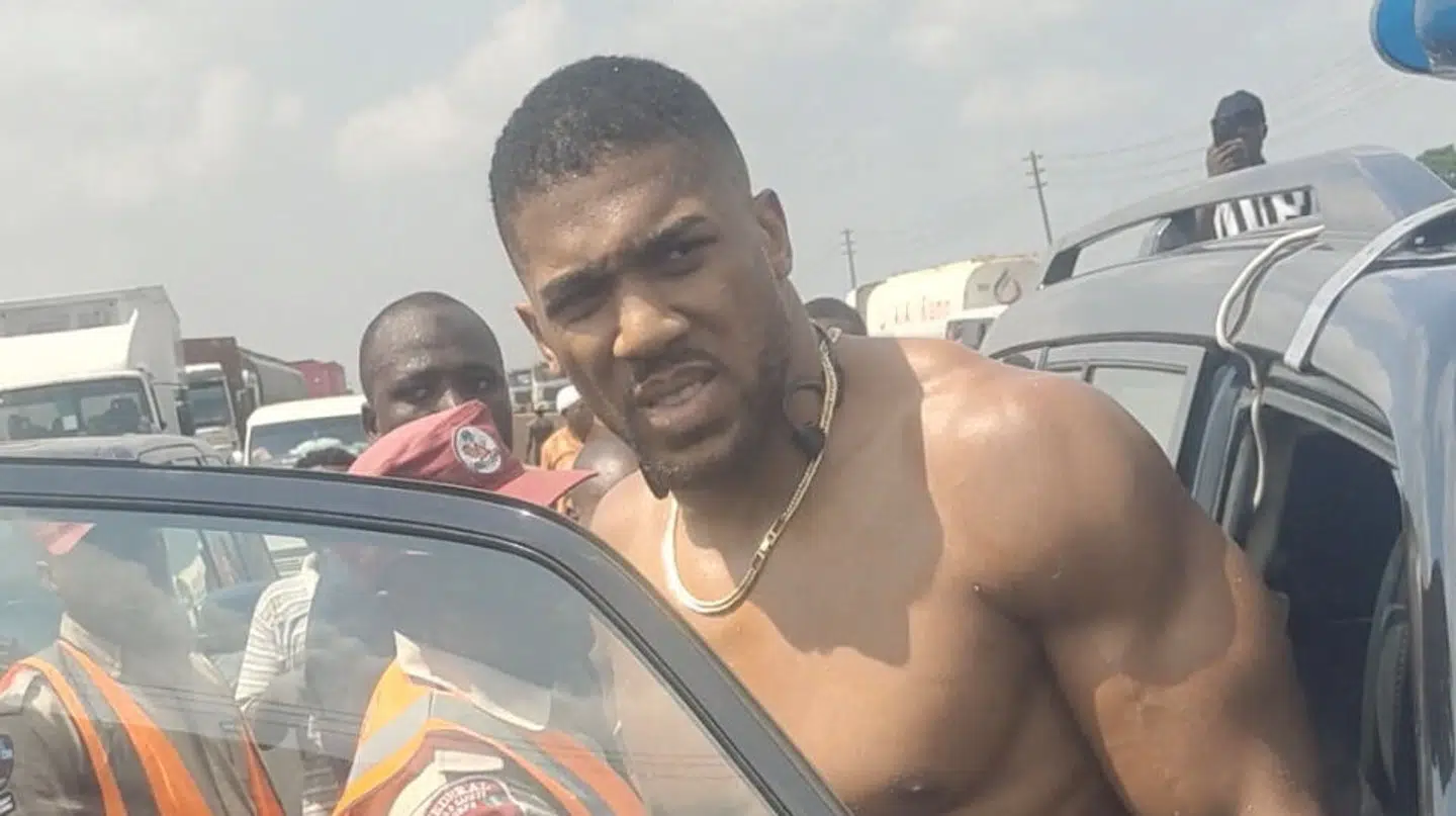 Nigeriansk politi har delt årsagen til, hvad der forudsagde bilulykken, som dræbte to af Antony Joshuas venner.