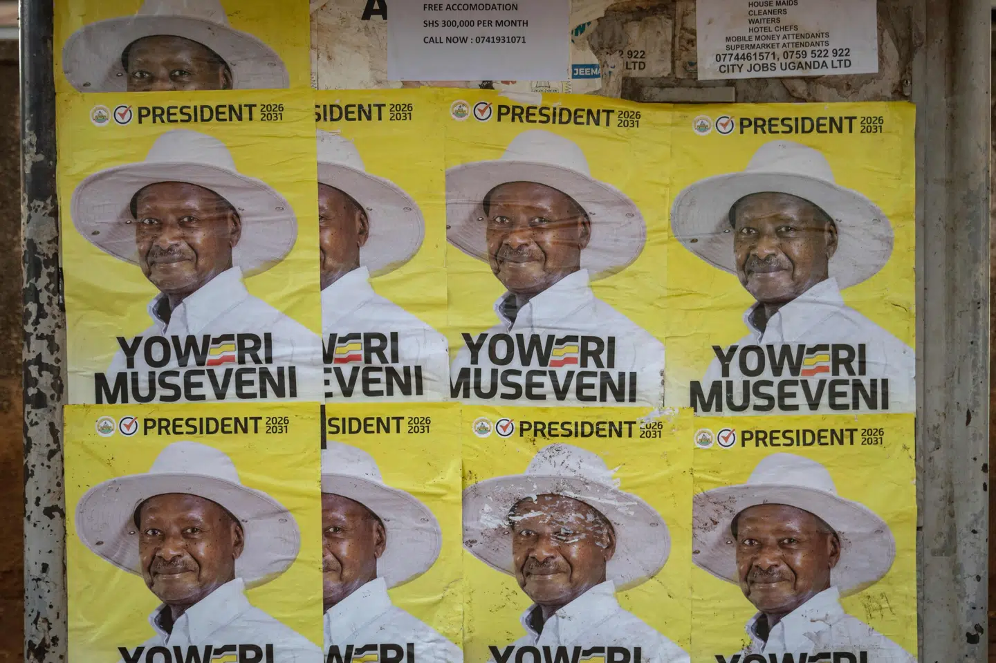 Valgplakater af Ugandas præsident, Yoweri Museveni, på gaden i landets hovedstad i september.