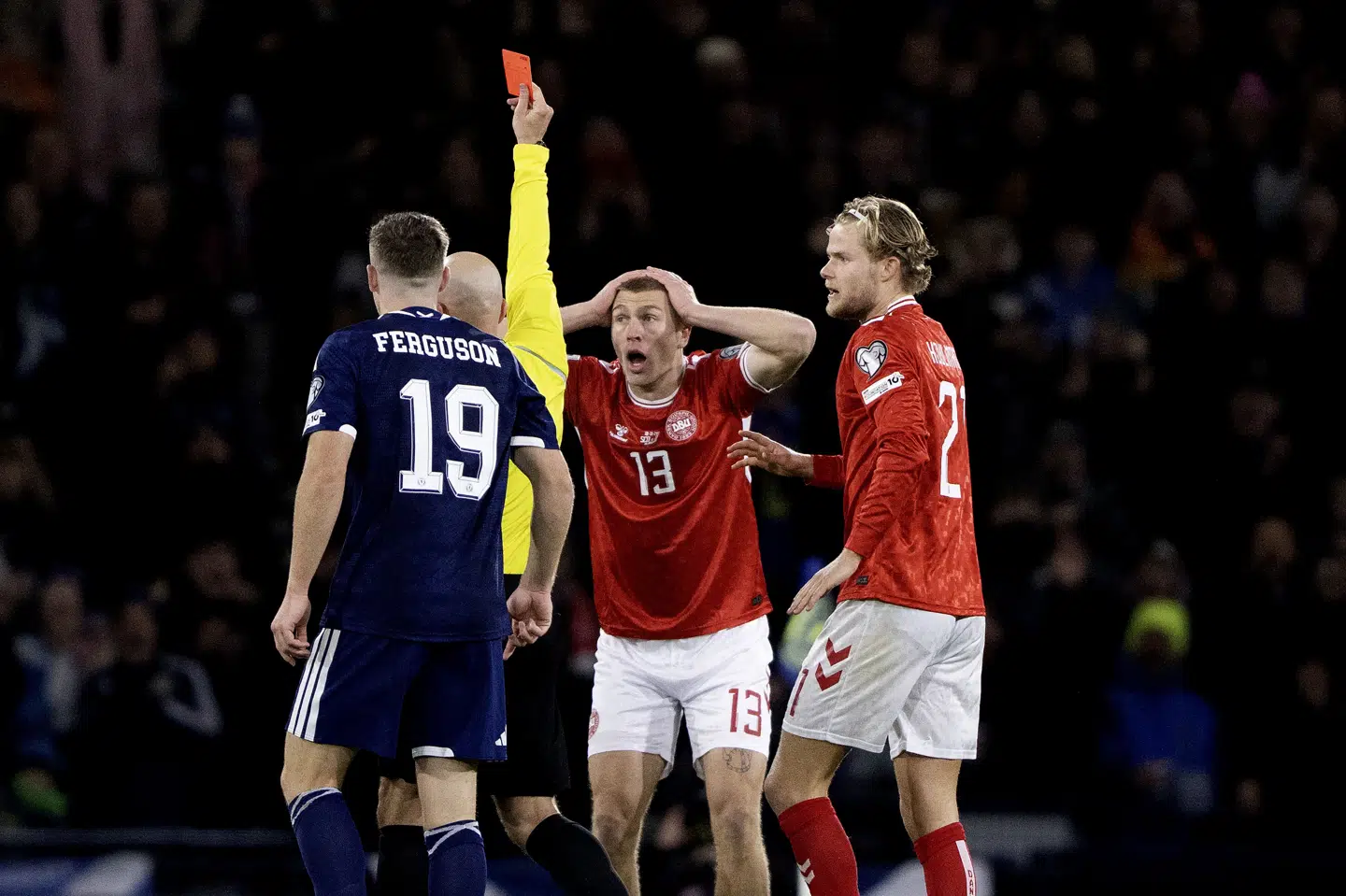 Det røde kort til Rasmus Nissen Kristensen bliver dyrt for Danmark, som taber til Skotland og misser den direkte billet til VM-slutrunden i USA, Canada og Mexico. I 2026 har danskerne en sidste chance for at komme med.
