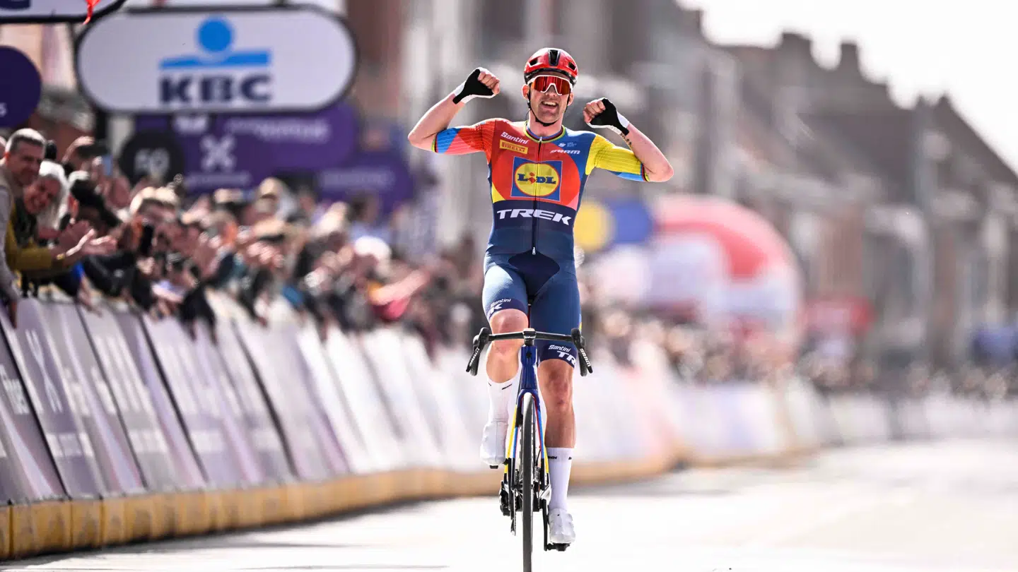 Brian Holm var ved at tabe kæben, da han så Mads Pedersen køre alene i mål i Gent-Wevelgem.