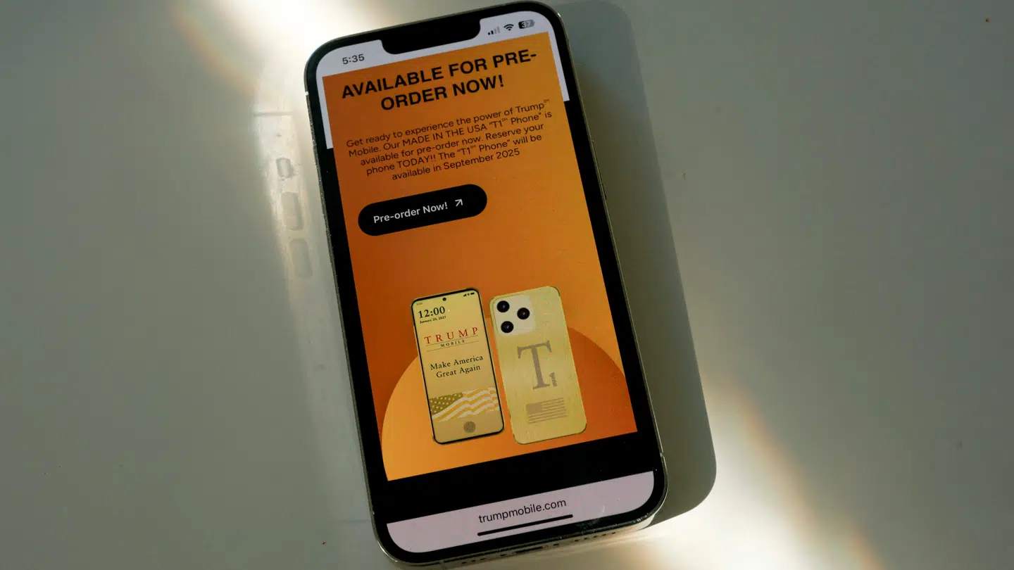 Trumps guldtelefon blev i sommer vist frem på Trump Mobiles hjemmeside. Bemærk, at hjemmesiden her bliver vist frem på en iPhone.
