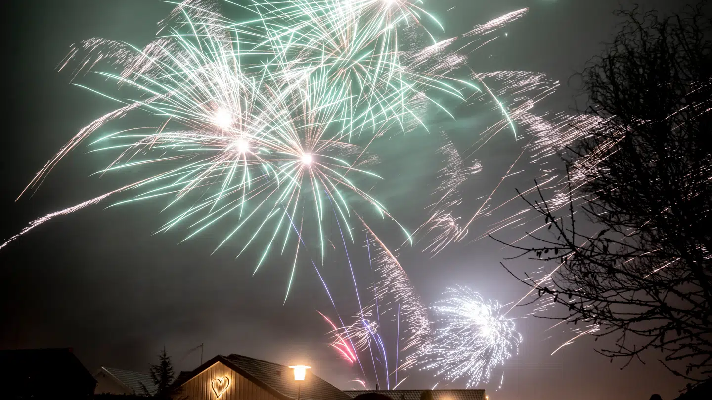 En kraftig blæst over Danmark er grund til ekstra opmærksomhed over for vildfaren nytårskrudt.