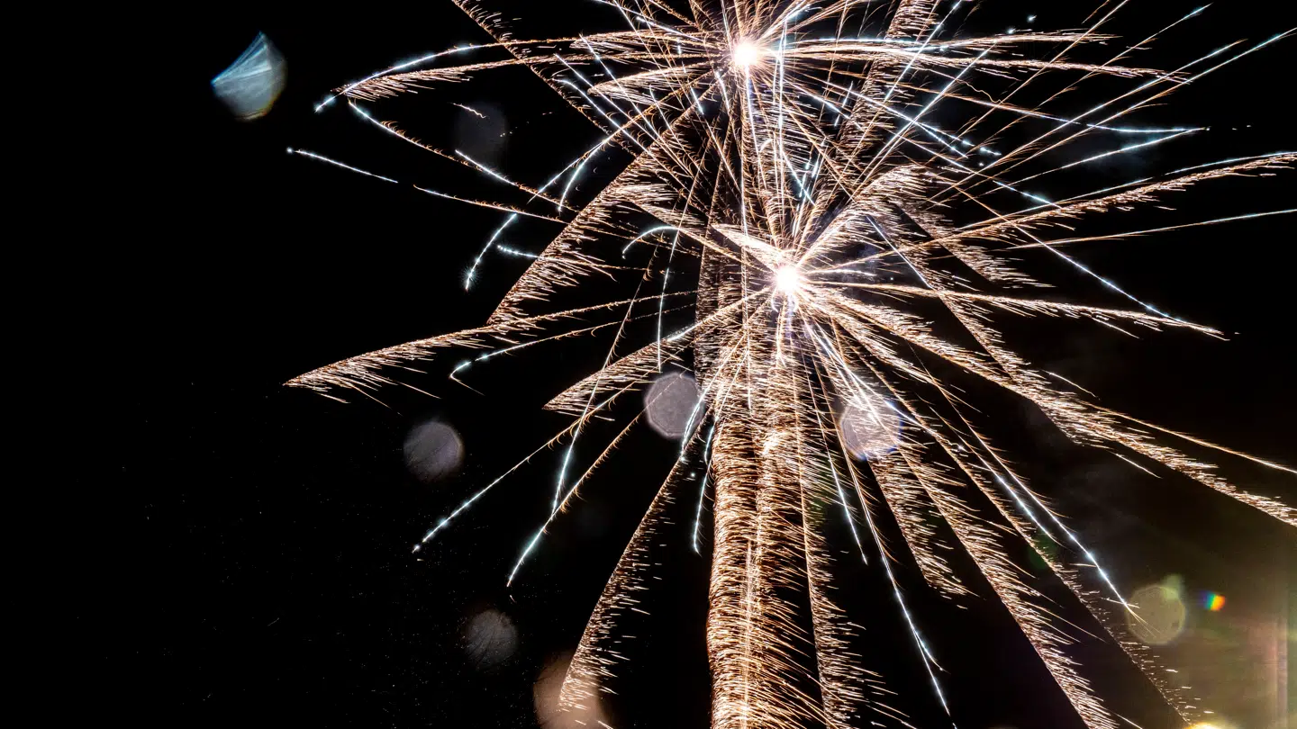 Når fyrværkeriet skyder det nye år ind, er der mange, der laver dugfriske nytårsforsæt. (Arkivfoto)
