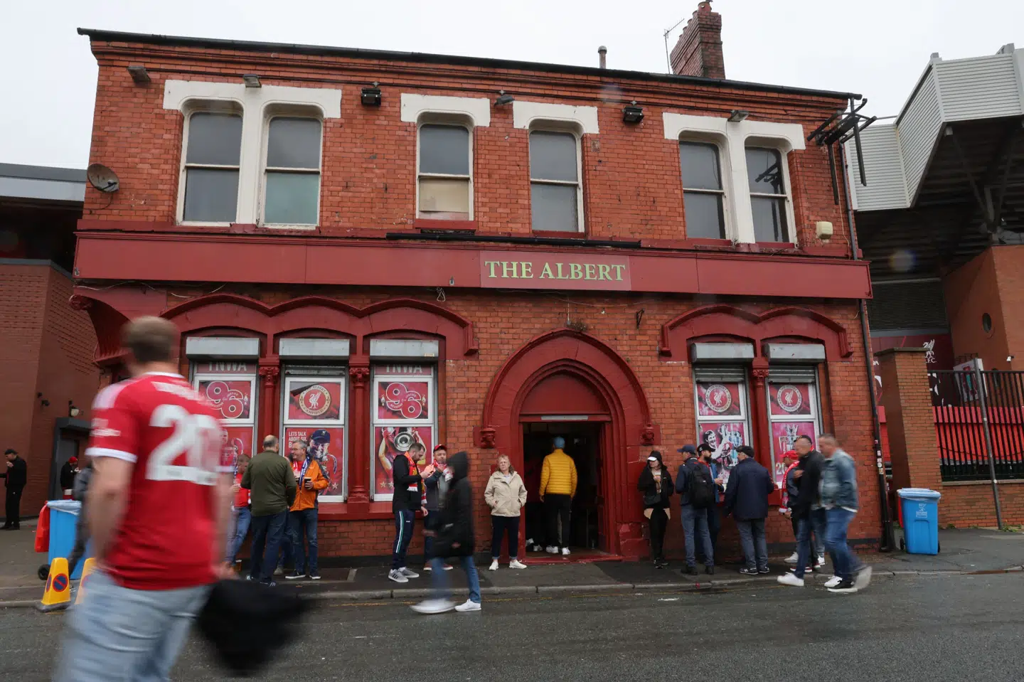 Fodbold er noget af det, der kan kalde publikum til pubberne. Billedet er fra en pub i Liverpool den 20. september, da der var lokalopgør mellem Liverpool FC og Everton.