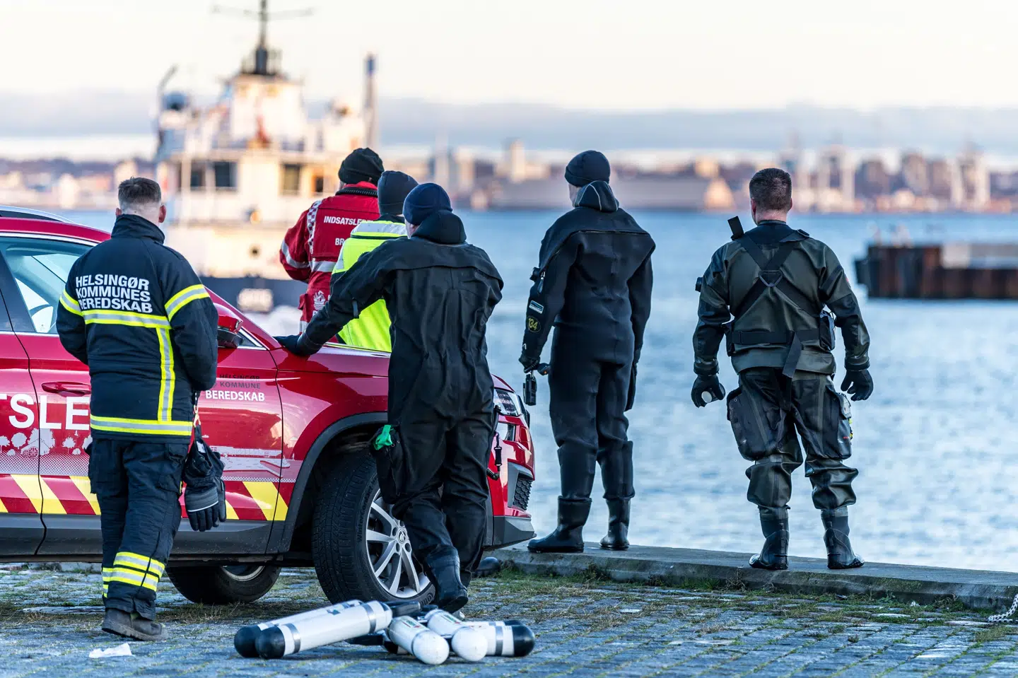 Politi og redning er til stede ved Helsignør Havn, hvor man nytårsaftensdag leder efter en 16-årig, som er forsvundet efter en bytur.