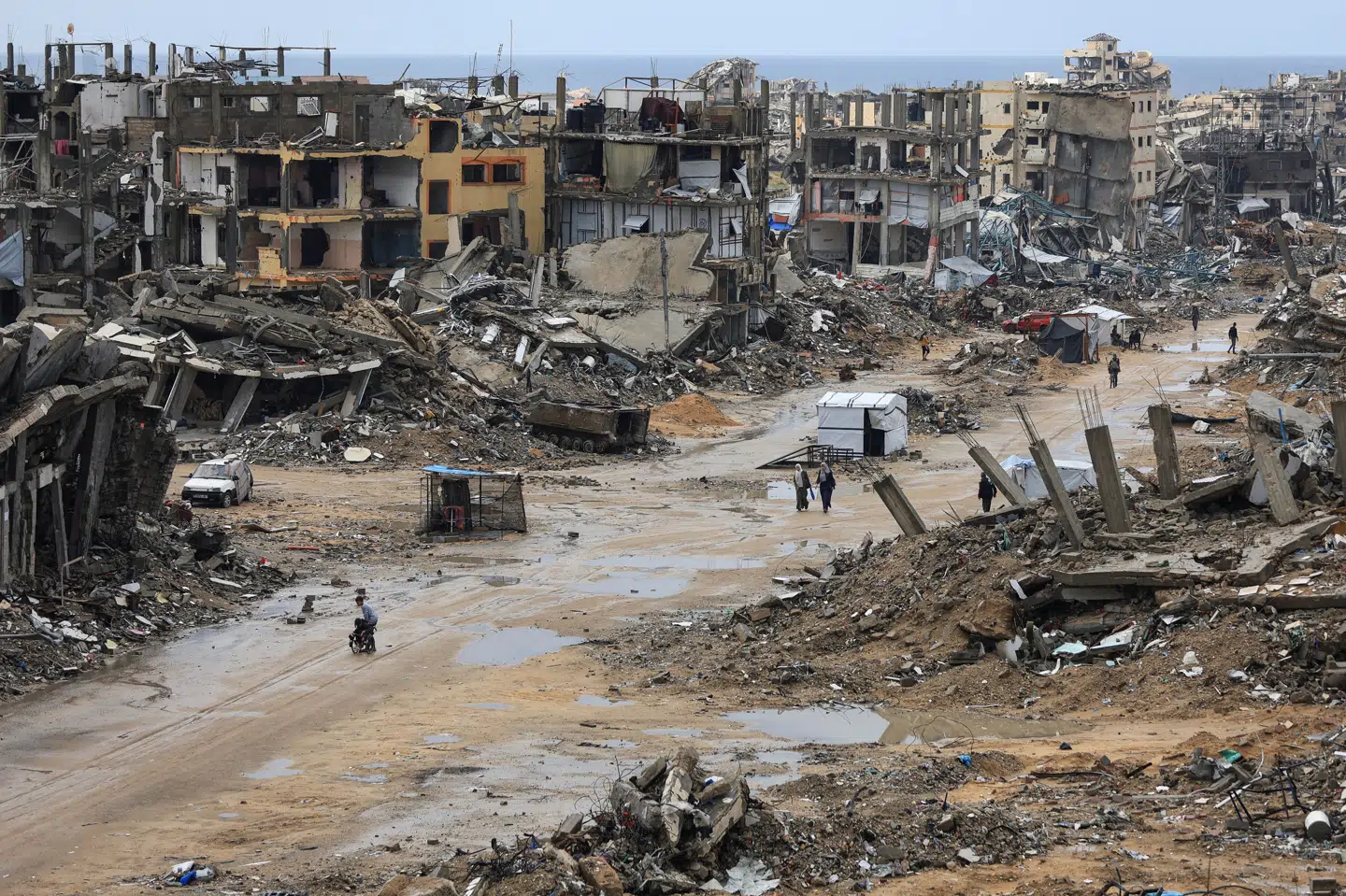 Gaza har været plaget af krig siden den 7. oktober 2023, da Hamas angreb Israel og dræbte 1200 mennesker. 250 andre blev taget som gidsler. Det fik Israel til at angribe Hamas, og nu er store dele af Gaza smadret. Billedet er fra Gaza By, den største by i området. (Arkivfoto).