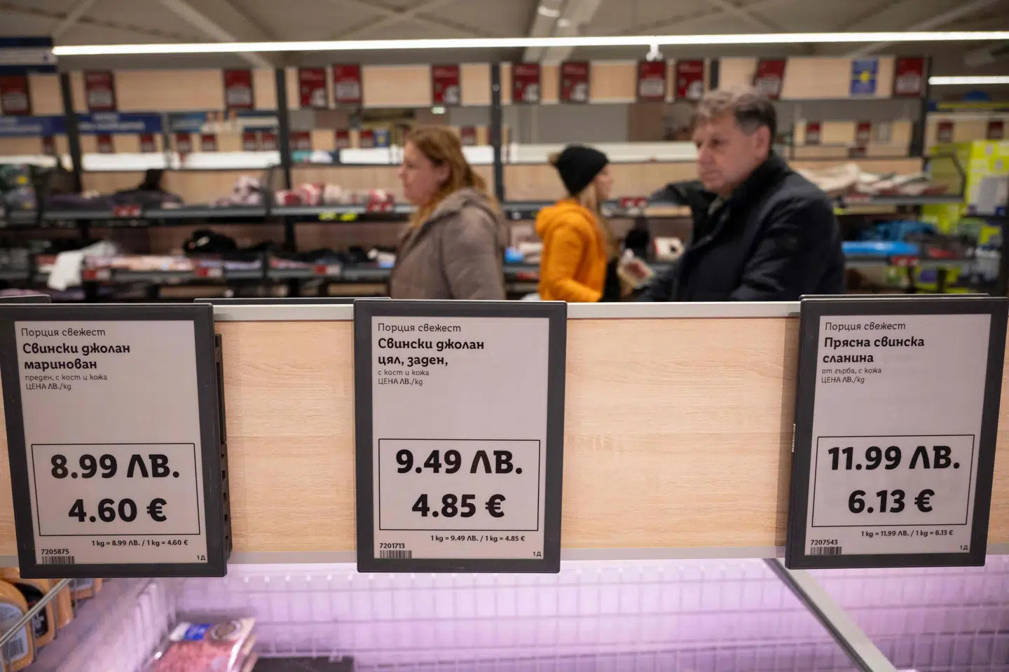 Priserne i butikkerne i Sofia står både i den lokale valuta, lev, og i euro. Bulgarien har været medlem af EU siden 2007, og fra 2026 har landet også euro som betalingsmiddel.