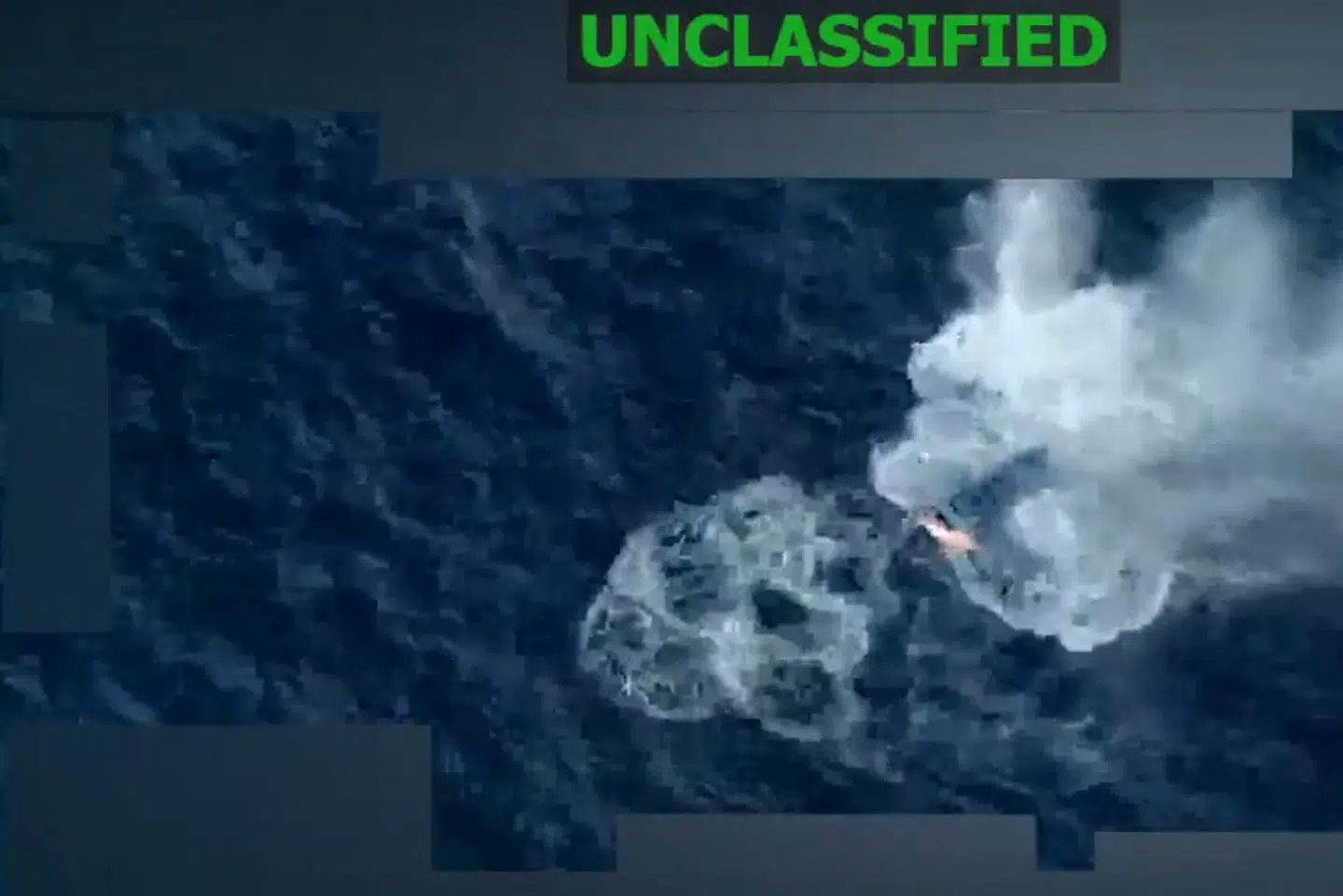 Southcom har onsdag offentliggjort en video, der angiveligt viser et amerikansk angreb på tre både i internationalt farvand. Angrebet, der kostede tre personer livet, skal være sket tirsdag.